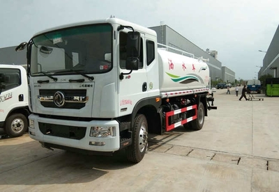 霧炮車(chē)與灑水車(chē)在黔西縣 不止是灑水，更是提升人居環(huán)境的“多面手”